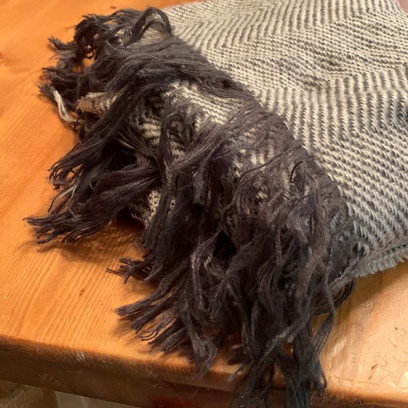 Loft thick gray and white scarf - Picture 2 of 5